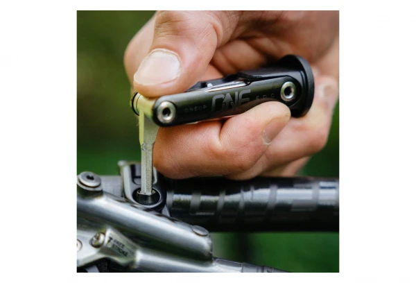 Multi-Outil Intégré OneUp EDC Lite Bleu Turquoise 5 Multi-Outil Intégré OneUp EDC Lite Bleu Turquoise – Image 3