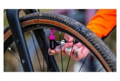 Gonfleur CO2 Muc-Off Road Inflator + 2 Cartouches CO2 16 G 9 Gonfleur CO2 Muc-Off Road Inflator + 2 Cartouches CO2 16 G -Entretien Réparation Route Soldes unnamed file 660