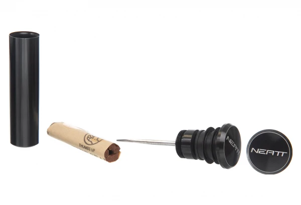 Kit De Réparation Tubeless Neatt Avec Embouts De Guidon Aluminium Noir + 5 Mèches 3 Kit De Réparation Tubeless Neatt Avec Embouts De Guidon Aluminium Noir + 5 Mèches