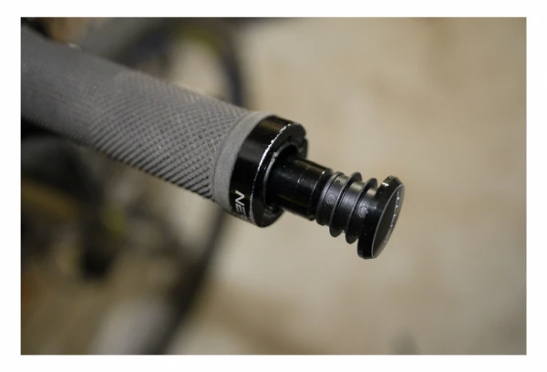 Kit De Réparation Tubeless Neatt Avec Embouts De Guidon Aluminium Noir + 5 Mèches 7 Kit De Réparation Tubeless Neatt Avec Embouts De Guidon Aluminium Noir + 5 Mèches – Image 5